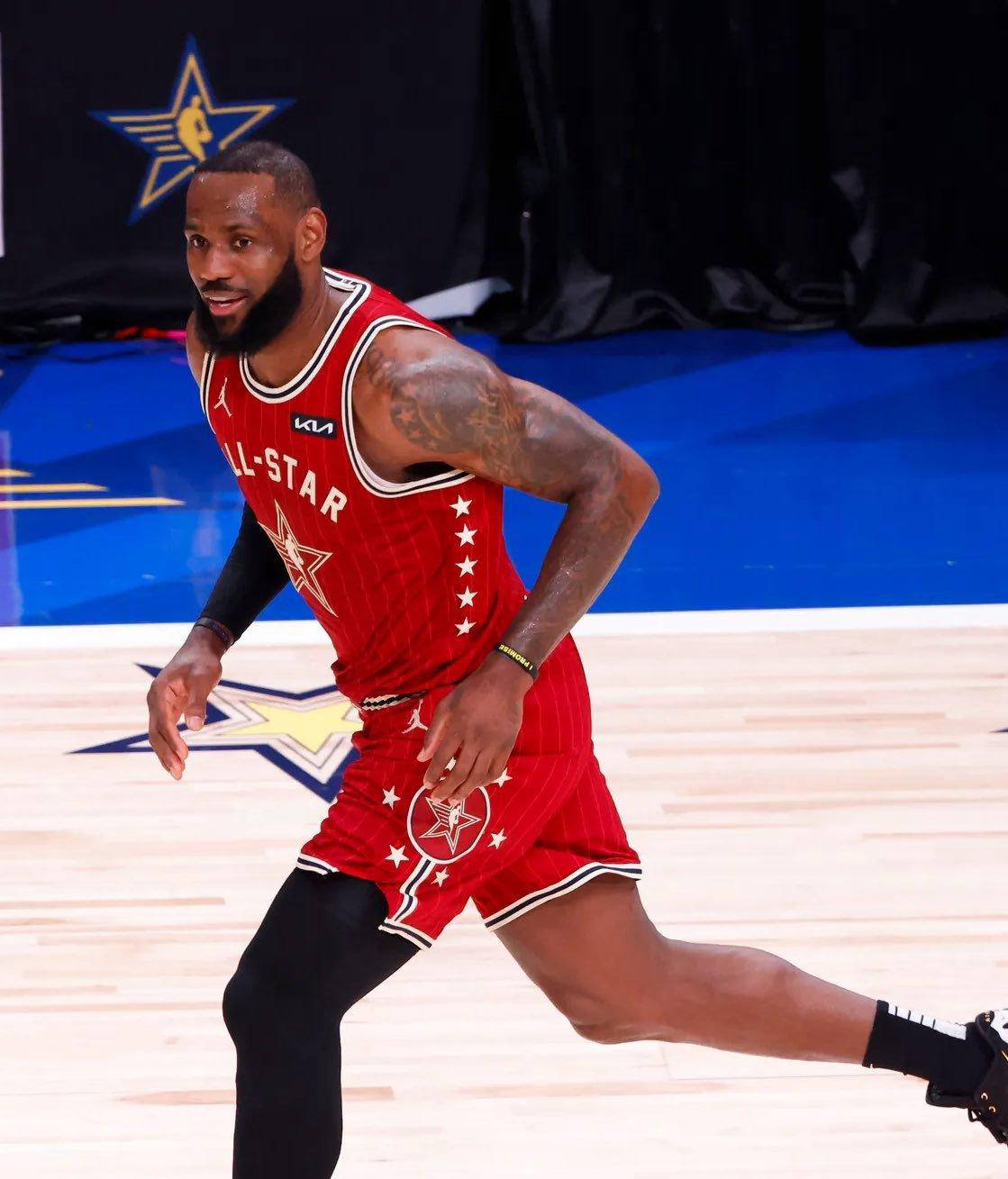 詹姆斯官方公布新规，国王引发争议，掀起高潮球迷热议！