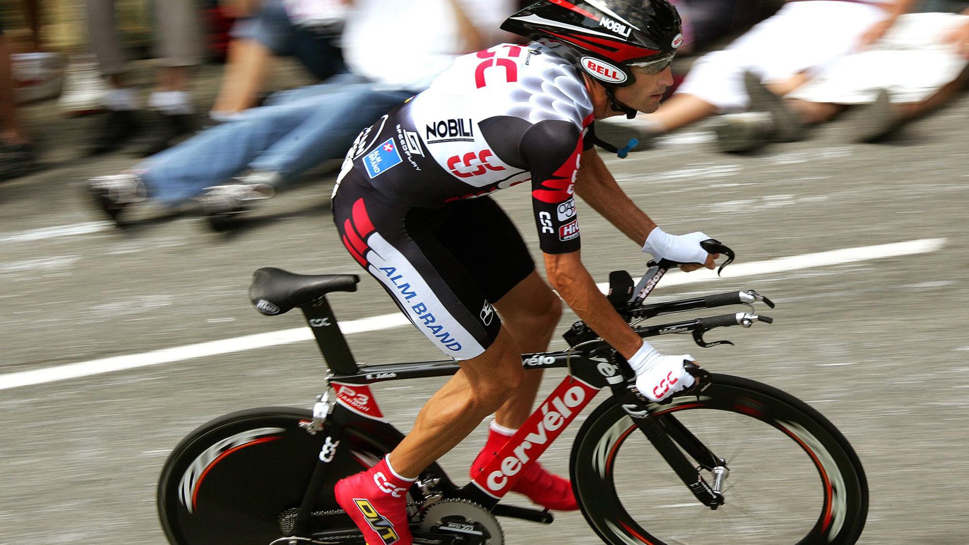 Scout在SKT比赛中最后时刻胜出，晋级下一阶段引发热议！赛场气氛高涨